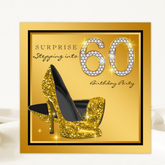 Invitación Fiesta de cumpleaños sorpresa de 60 años para muje (Elegant black gold glitter high heel shoe 60th birthday invitation with pretty gold diamond numbers.)