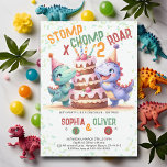 Invitación Fiesta de Dinosaurios Pastel Funny Parentesco Cump<br><div class="desc">Una divertida y adorable invitación de cumpleaños para dos personas, con un tema de dinosaurios y el título Stomp Chomp & Roar, con un ilustracion acuarela de dos adorables dinosaurios usando gorras fiestas, dándose un vistazo a una torta de cumpleaños gigante. Celebra a tus pequeños y salvajes con esta sonora...</div>