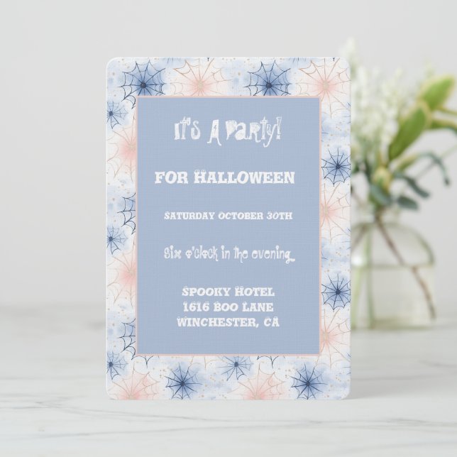 Invitación Fiesta de disfraces de telarañas de Halloween rosa (Anverso de pie)