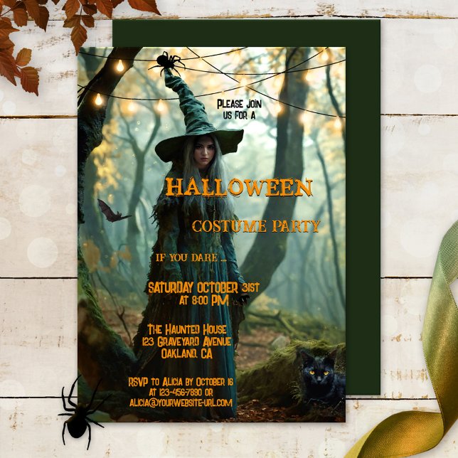 Invitación Fiesta de disfraces Witch Halloween (Halloween costume party invitation featuring a wicked witch in a mysterious forest with a black cat)