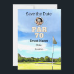 Invitación Fiesta de golf 70th Birthday Save the Date for gol<br><div class="desc">¡Guarde la fecha para un fiesta de golf especial que celebre un cumpleaños número 70! Este fiesta seguramente será un agujero en uno para cualquier fanático del deporte. Ya sea que seas un profesional experimentado o que recién empieces, ¡únete a la diversión! Invitación con tarjeta para entrenador, instructor, profesor, amigo,...</div>
