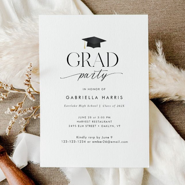 Invitación Fiesta de Grad de Guión Blanco y Negro Moderno (Modern Black and White Script Grad Party Invitation)