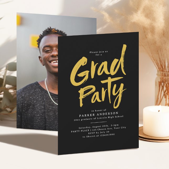 Invitación Fiesta de Grad de Guión de Pincel Moderno Negro y  (Black & Gold Simple Modern Brush Script Grad Party Invitation)