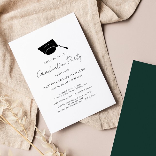 Invitación Fiesta de Graduación 2026 Script Green Simple (Graduate Cap Script Party Invitation Green 2024 Card)
