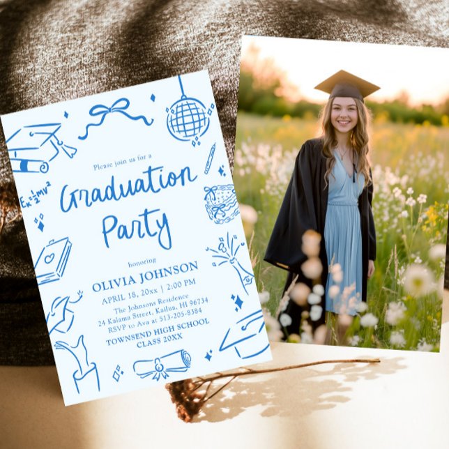 Invitación Fiesta de Graduación Azul Moderna y Caprichosa a M (Modern Whimsical Hand Drawn Blue Graduation Party Invitation)