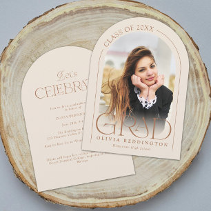Invitación Fiesta de graduación con arco minimalista beige mo