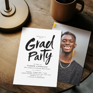 Invitación Fiesta de graduación con letra de pincel moderna s