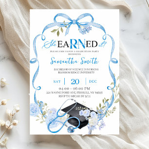 Invitación Fiesta de graduación Coquette de lazo floral azul 