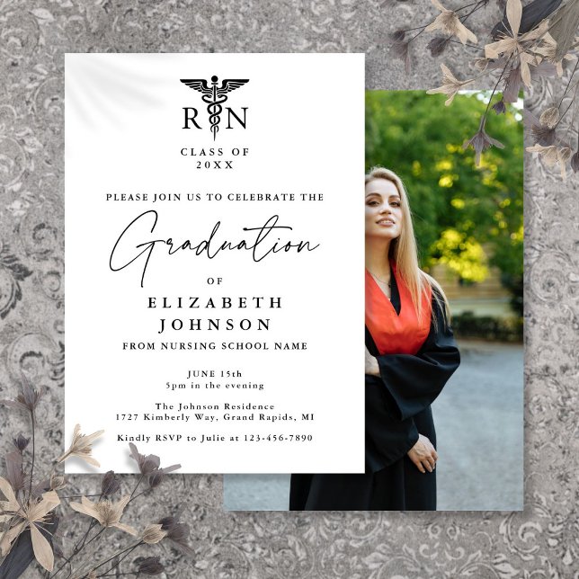 Invitación Fiesta de graduación de enfermería con elegante le (Elegant Script RN Nursing Photo Graduation Party Invitation)