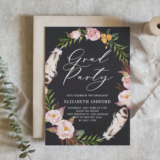 Invitación Fiesta de Graduación de Féteres Bohemias y Guirnal (Customizable boho graduation invitation featuring watercolor flowers and feathers wreath.)