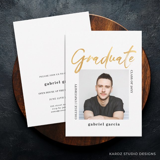 Invitación Fiesta de Graduación de Oro Falso con Letra Modern (Front and back side of the card shown in a 5x7 in. with Faux Gold on Graduate typography.)