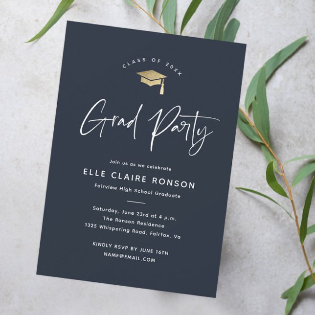 Invitación Fiesta de graduación Simple Script Navy Blue (Modern script navy blue and gold graduation party invitation.)