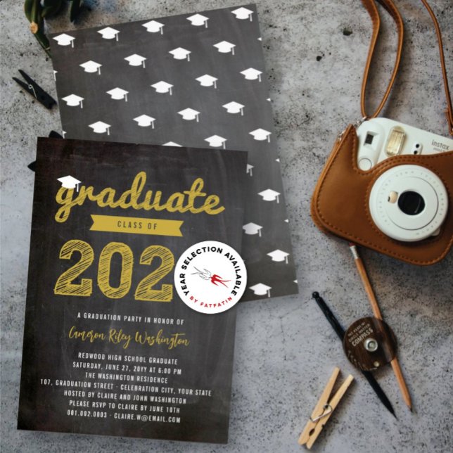 Invitación fiesta de Graduate Sketch Retro Chalkboard Grad 20 (2025 Gold Graduate Sketch Retro Black Chalkboard Graduation Party Invitation @ fatfatin)