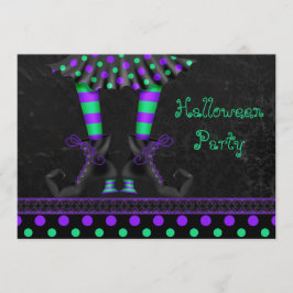 Invitación Fiesta de Halloween sobre las piernas brujas