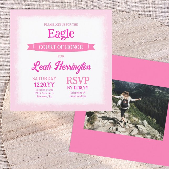 Invitación Fiesta de Honor del Águila Rosa y Blanca (Pink eagle scout court of honor photo invitation with decorative banner ribbon, square announcement)