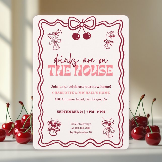 Invitación Fiesta de inauguración de casa con lazo rojo cócte (Retro Pink Housewarming Invitation – Drinks Are On the House Theme with Cherry & Cocktail Glasses)