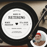 Invitación Fiesta de Jubilación de Registros de Vinilo Vintag<br><div class="desc">Presentamos nuestra invitación a la fiesta de retiro Vintage Vinyl - ¡la manera perfecta de celebrar a un jubilado amante de la música! Esta invitación única está diseñada para que parezca un disco de vinilo clásico, con una etiqueta personalizado y ranuras grabadas en la tarjeta. En la parte delantera de...</div>