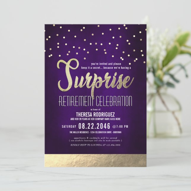 Invitación Fiesta de Jubilación de Sorpresa Púrpura y Oro de  (Anverso de pie)