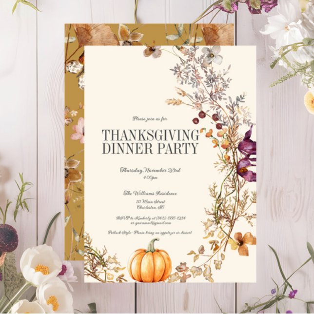 Invitación Fiesta de la cena de Acción de Gracias de la Calab (Fall Floral Pumpkin Thanksgiving Dinner Party Invitation, Wildflowers, Ivory, Purple, Yellow)