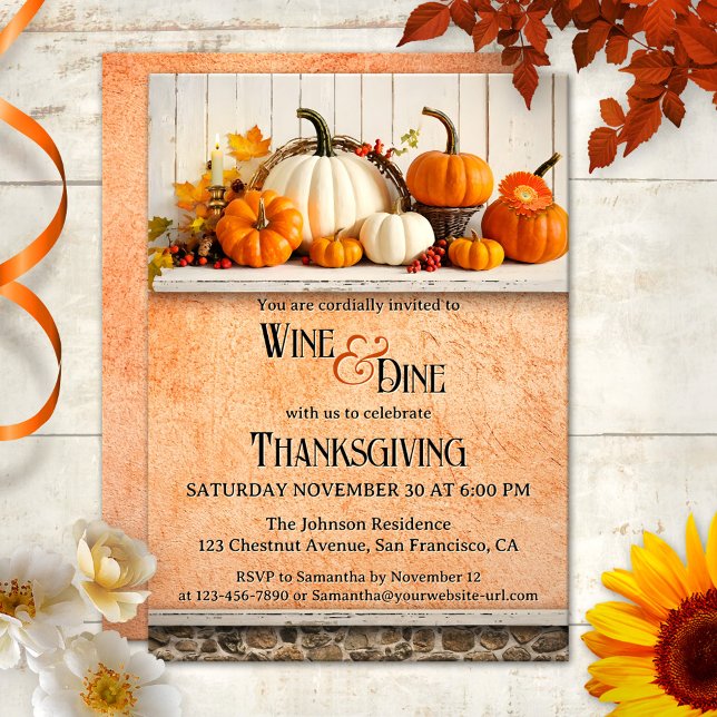 Invitación Fiesta de la cena de Acción de Gracias de Rustic F (Rustic Thanksgiving dinner party invitation featuring pumpkins in an elegant farmhouse ambiance)