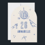 Invitación fiesta de las bebidas de cumpleaños del arco dibuj<br><div class="desc">Crema y azul extravagante mano editable edad bebidas cóctel discoteca bola arco coqueta fiesta invitación.</div>