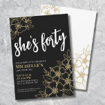 Invitación Fiesta de los 40 Años del Oro Negro<br><div class="desc">Elegante 40 años de la fiesta de cumpleaños del Oro Negro. Una divertida pero elegante invitación a la fiesta de cumpleaños número 50 con flores de oro, negro y blanco para los jóvenes en el corazón. Por favor, ten en cuenta que no hay nada de Relieve metalizado ni de lustre...</div>