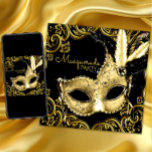 Invitación Fiesta de máscaras de piel negra y dorada<br><div class="desc">Invitación a la fiesta de máscaras de oro y negro con elegante máscara de plumas de color negro y dorado sobre un hermoso fondo giratorio negro y dorado. Esta elegante invitación de la fiesta de máscaras en negro y oro se personaliza fácilmente para el evento añadiendo los detalles del evento,...</div>