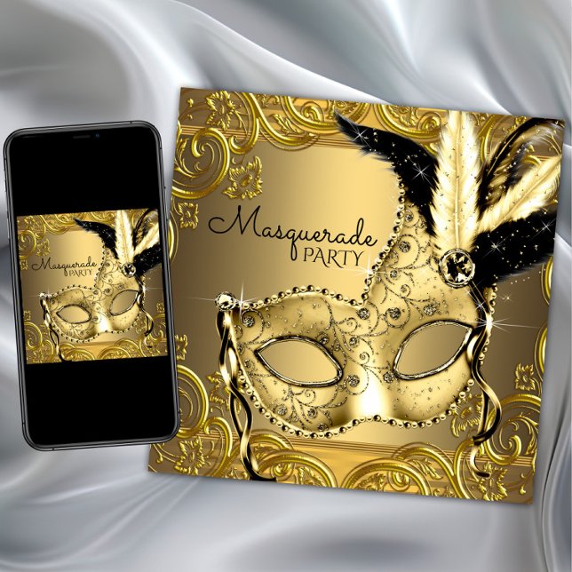 Invitación Fiesta de Máscaras Negra y Dorada (Black and gold masquerade party invitation with beautiful gold mask on a gold swirl background.)