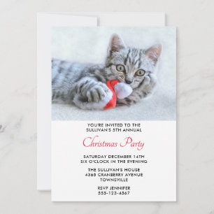 Invitación Fiesta de Navidad con adorable gatito mordiendo un