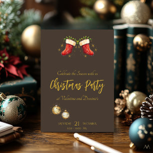 Invitación Fiesta de Navidad con Medias Rojas sobre fondo Bei