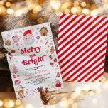 Invitación Fiesta de Navidades de Santa Rosa Merry y Bright<br><div class="desc">Este diseño original presenta un delicioso y divertido ilustracion de Navidades queridos,  bellamente representado en una encantadora paleta de rojo,  rosa y blanco.</div>