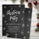 Invitación Fiesta de Navidades de Snowflake de Chalkboard rus<br><div class="desc">El Rustic Chalkboard Snowflakes Script Black Navidades Party Invitation es perfecto para un evento de Navidades rústicos. Presenta un texto "Fiesta Navidad" en un guión de pincel con letras a mano en blanco sobre fondo de pizarra negra. Fácil de personalizar con tu nombre y detalles del fiesta.</div>