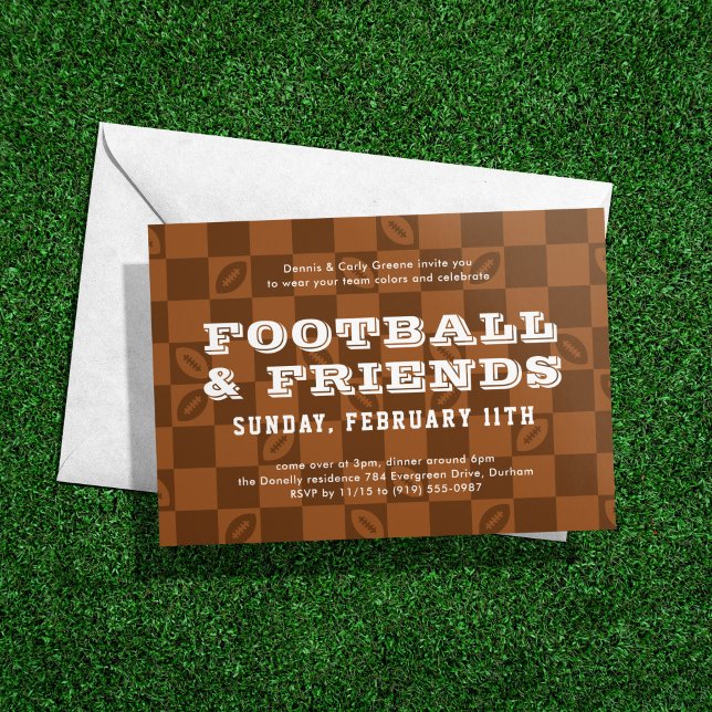 Invitación Fiesta de observación de partidos grandes del tabl (Football party invitation in pigskin with a fun brown checkerboard pattern)
