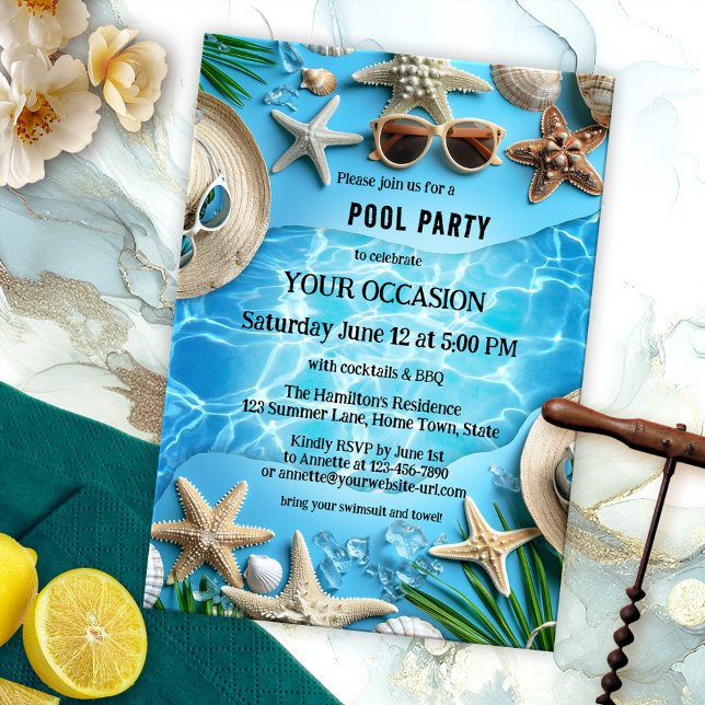 Invitación Fiesta de Piscina Veraniega y Alegre de Turquesa (Pool party invitation featuring a turquoise design with starfish, summer hats around a swimming pool)