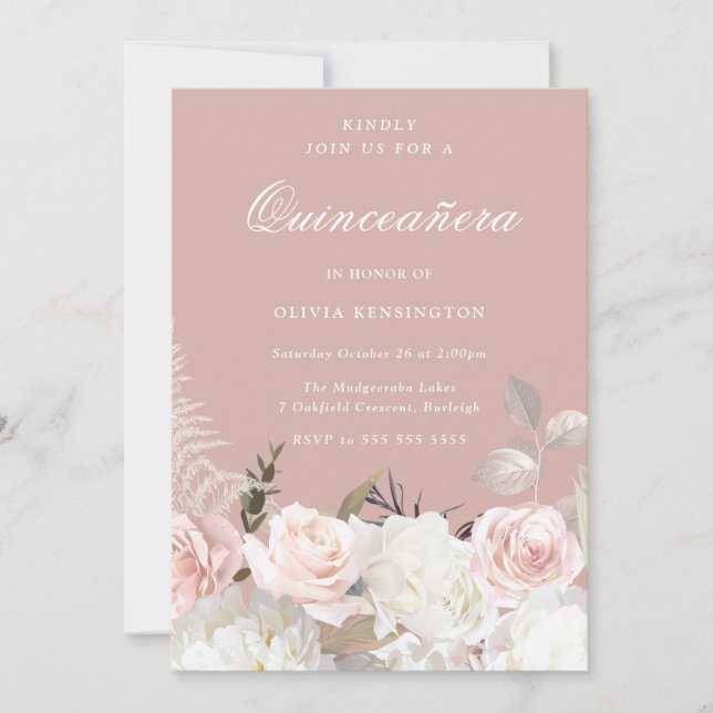 Invitación Fiesta de Quinceanera floral blanca y Rubor en el  (Anverso)
