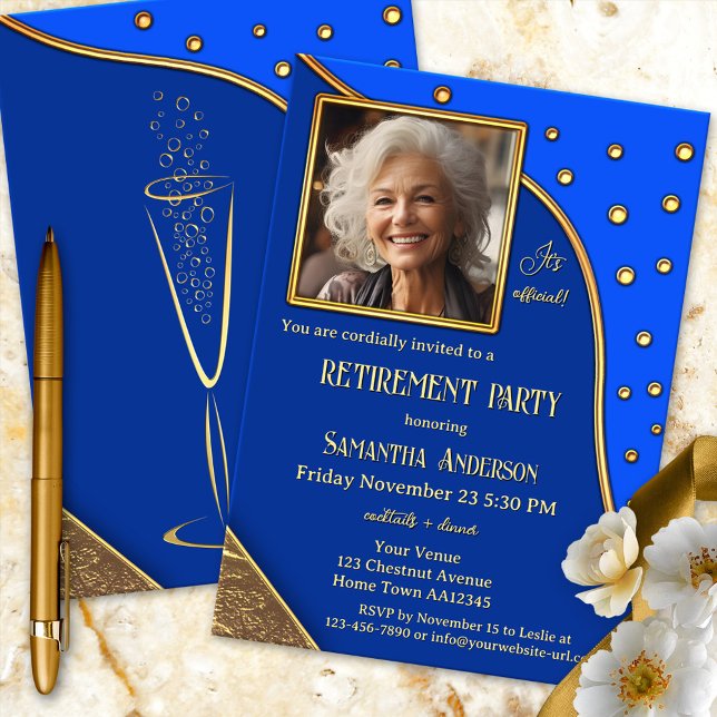 Invitación Fiesta de retiro de foto de Navy Blue Gold (Elegant retirement invitation showing your photo on a navy blue gold design with festive sparkles)