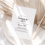 Invitación Fiesta de sorpresa de caligrafía moderna<br><div class="desc">Esta moderna invitación a una fiesta sorpresa caligráfica es perfecta para un cumpleaños rústico,  jubilación o cualquier fiesta sorpresa. El diseño,  sencillo y elegante,  presenta una tipografía de escritura clásica y elegante en blanco y negro.</div>