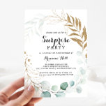 Invitación Fiesta de sorpresa para eucalipto de oro ruso<br><div class="desc">Esta rústica invitación para una fiesta sorpresa en la caligrafía dorada del eucalipto es perfecta para un simple cumpleaños,  jubilación o cualquier fiesta sorpresa. Este diseño artístico presenta un follaje dorado a mano floral y acuarela de eucalipto verde,  bellamente acondicionado en un marco geométrico elegante.</div>