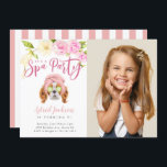 Invitación Fiesta De Spa Kids Fotos De Cumpleaños<br><div class="desc">Carta de invitación para la fiesta de cumpleaños de una niña pequeña que incluye un adorable ilustracion de un cachorro de Charles King Spaniels con una toalla en la cabeza y pepinos en los ojos. En la parte superior hay flores rosas y cremas. El texto dice "es un fiesta de...</div>