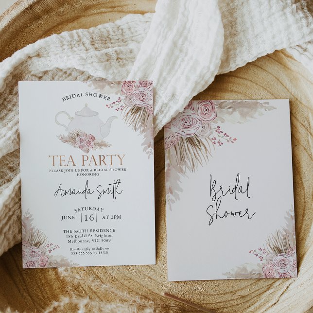 Invitación Fiesta de té floral Rubor Boho Bridal Shower (Blush boho floral tea party bridal invitation featuring a white teapot and some pampas grass.)
