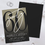 Invitación Fiesta del 60 aniversario del Oro Negro<br><div class="desc">Celebra sesenta años de amor con esta moderna invitación al 60 aniversario del boda. El diseño tiene un fondo de color oro falso y está situado detrás de un elegante gradiente gris a negro, que le confiere un toque elegante y llamativo. Un gran "60" negro se extiende a lo largo...</div>
