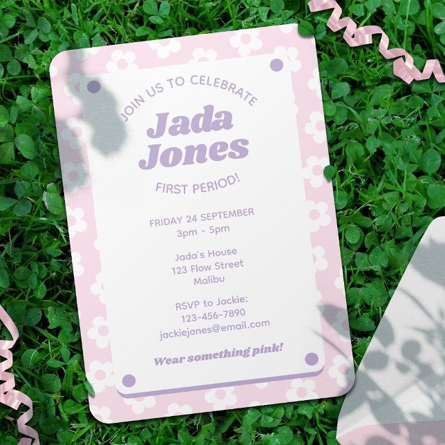 Invitación Fiesta del primer periodo de las flores rosadas de (In Situ on clover field)