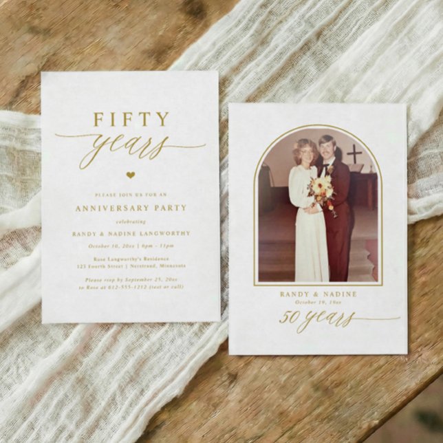 Invitación Fiesta elegante de aniversario de bodas de oro con (Elegant simple 50th Wedding anniversary invitations with arch photo on back.)