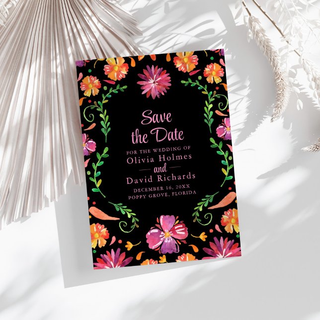 Invitación Fiesta floral mexicana negra salva la fecha (Black Mexican Floral Fiesta Save the Date Invitation on a sunny boho white table.)