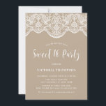 Invitación Fiesta Lace Taupe Sweet 16 White Brocade<br><div class="desc">Invite a los invitados a su evento con esta personalizable dulce invitación de 16 fiestas. Cuenta con un elegante jardín de encaje brocado sobre un fondo de taupe. Personalice agregando sus detalles. Esta dulce invitación de 16 personas es perfecta para cualquier tipo de evento o temporada.</div>