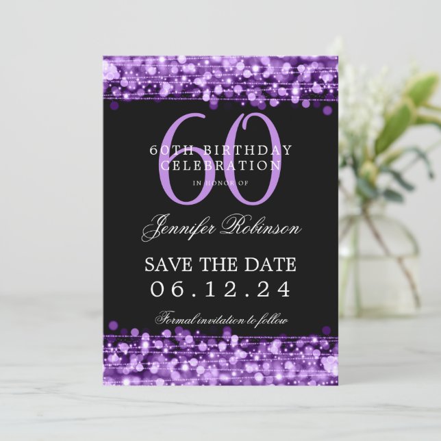 Invitación Fiesta morada de cumpleaños número 60 Save the Dat (Anverso de pie)