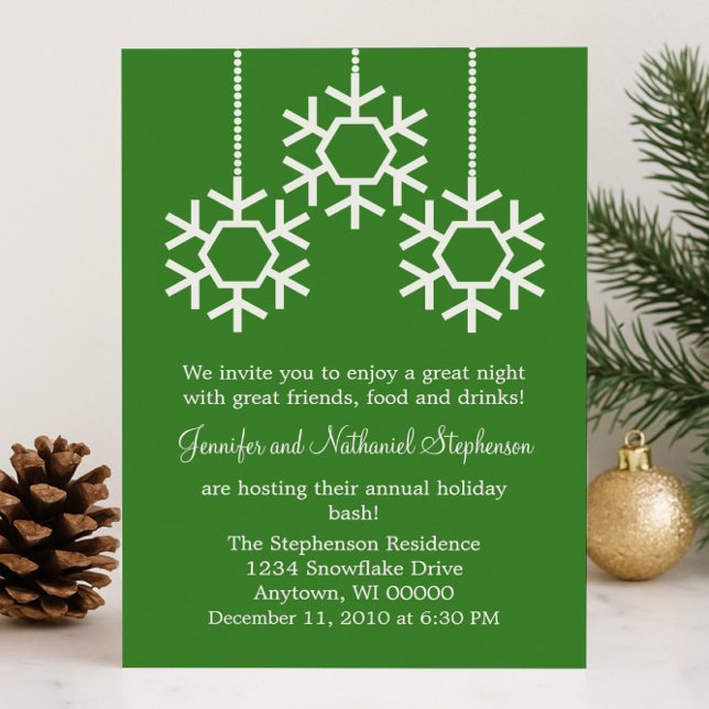 Invitación Fiesta navideña con copos de nieve en caída, verde (Green Falling Snowflakes Holiday Party Invitation)