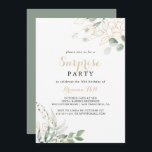 Invitación Fiesta sorpresa de la caligrafía de follaje verde<br><div class="desc">Esta invitación a una fiesta sorpresa por el follaje verde dorado es perfecta para un cumpleaños rústico,  jubilación o cualquier fiesta sorpresa. Este diseño artístico presenta acuarelas de color oro y follaje verde de inspiración natural.</div>