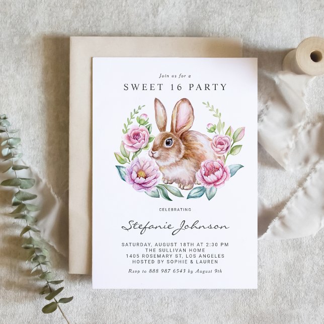 Invitación Fiesta Sweet 16 Conejo Acuarela y Flores Rosas (This charming sweet 16 invitation features a watercolor rabbit nestled inside a floral wreath.)
