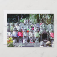 Filas de pequeñas estatuas de monjes jizo con bíbs